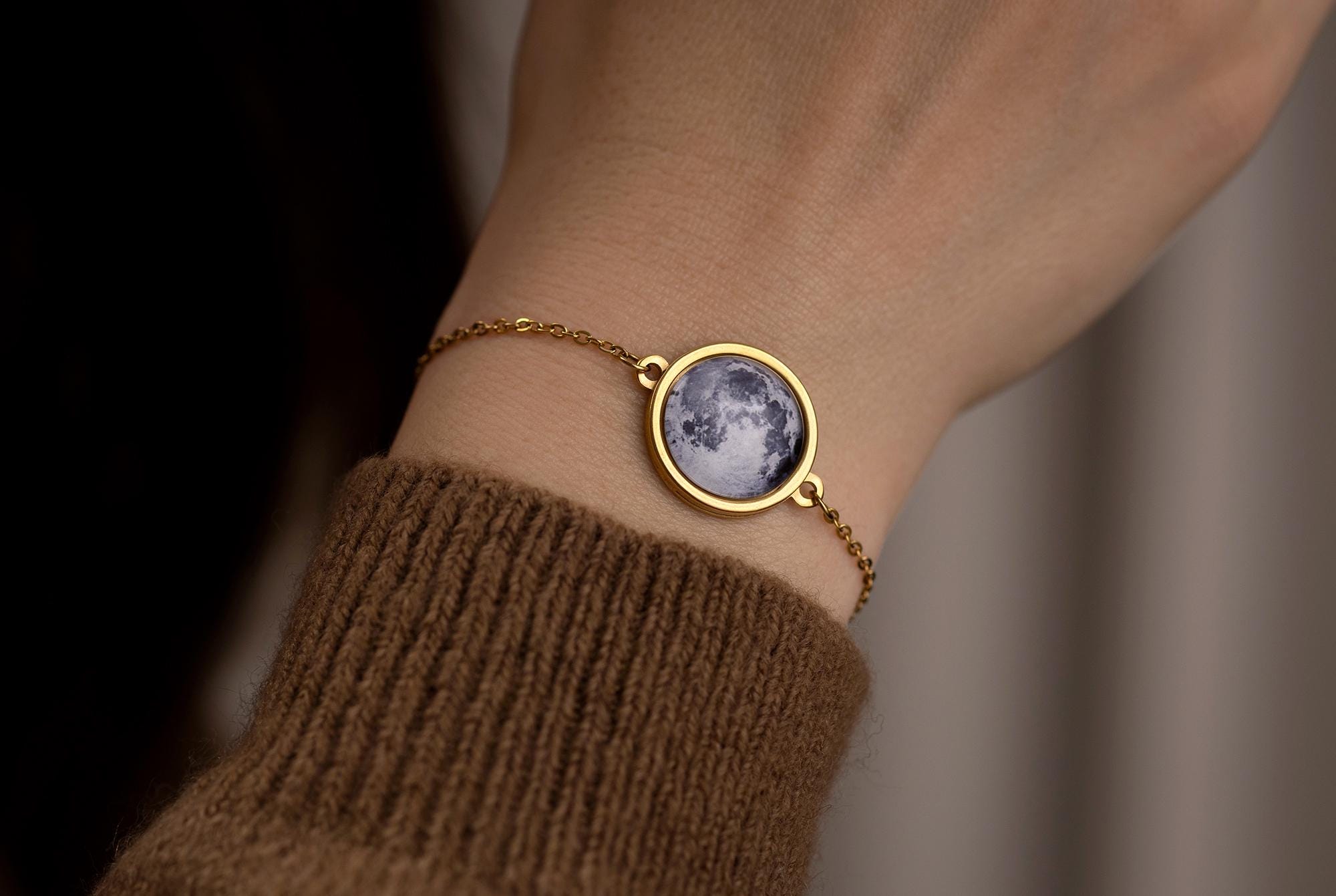 Individualizuota mėnulio fazės apyrankė su nugarėlės graviravimu, inicialu + data arba unikaliu žvaigždėlapiu, personalizuota gimtadienio ar jubiliejaus dovana jai, S-065
