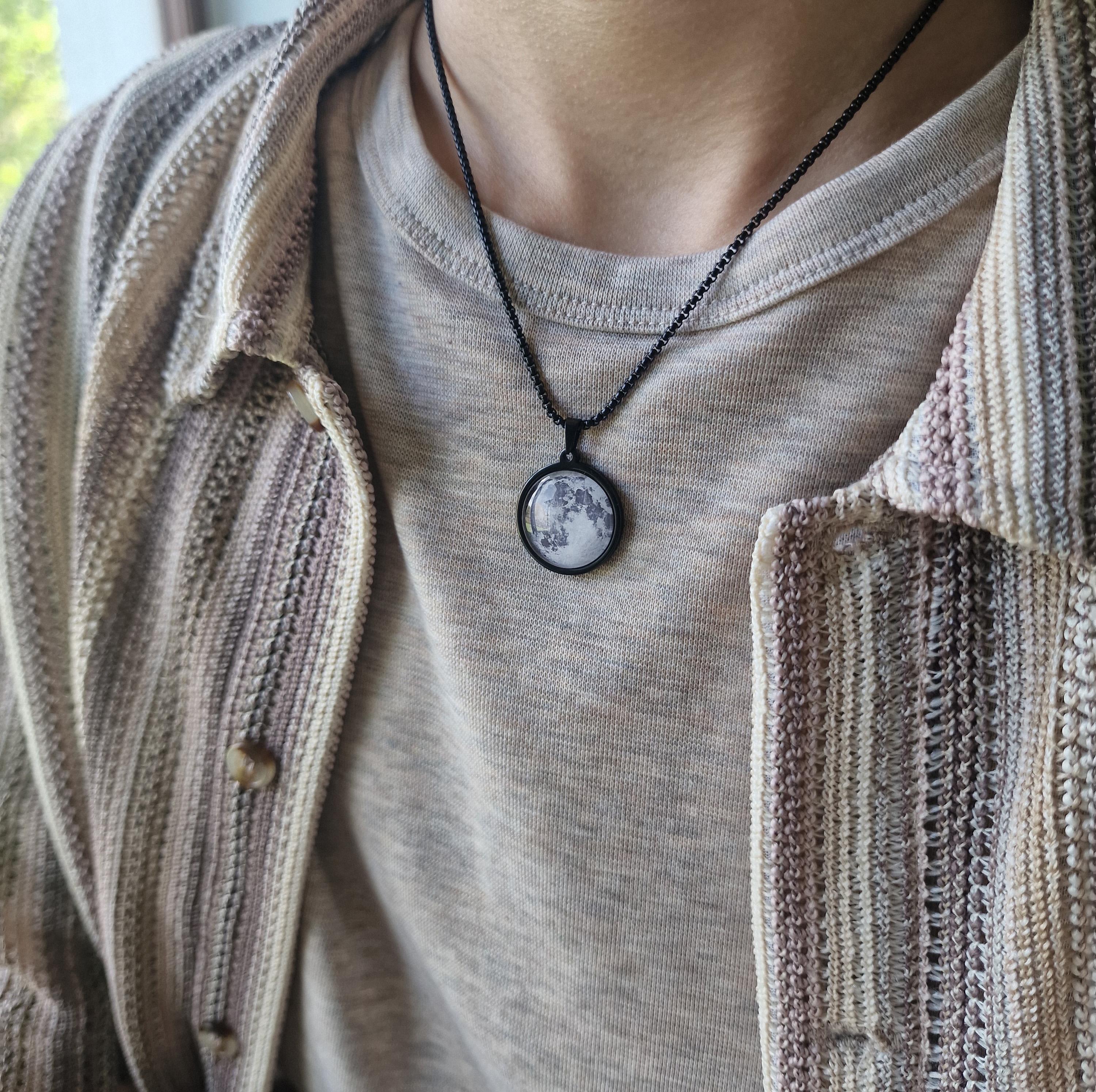 Mėnulio fazė ir žvaigždėlapis iš Jūsų ypatingos akimirkos – pagal užsakymą graviruotas vėrinys, personalizuota jubiliejaus ar gimtadienio dovana jam ar jai, S-076