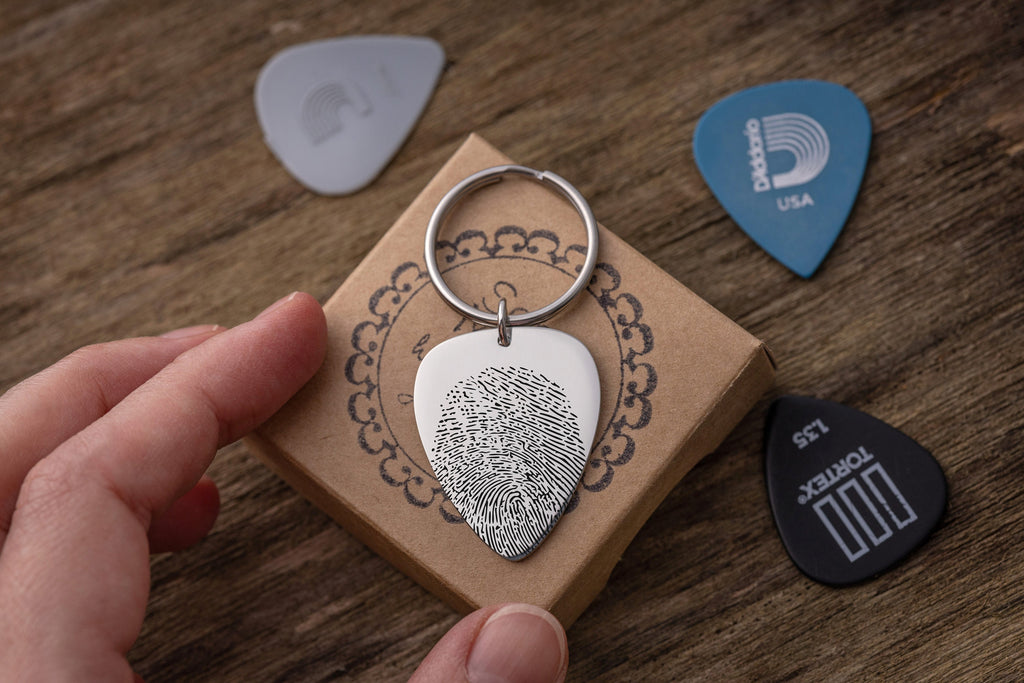 Atminimo pirštų atspaudų gitaros mediatoriaus raktų pakabukas, personalizuotas nykščio atspaudo raktų pakabukas, juodas atminimo dovanos raktų pakabukas, tėvo netekties sielvarto papuošalai, S-025