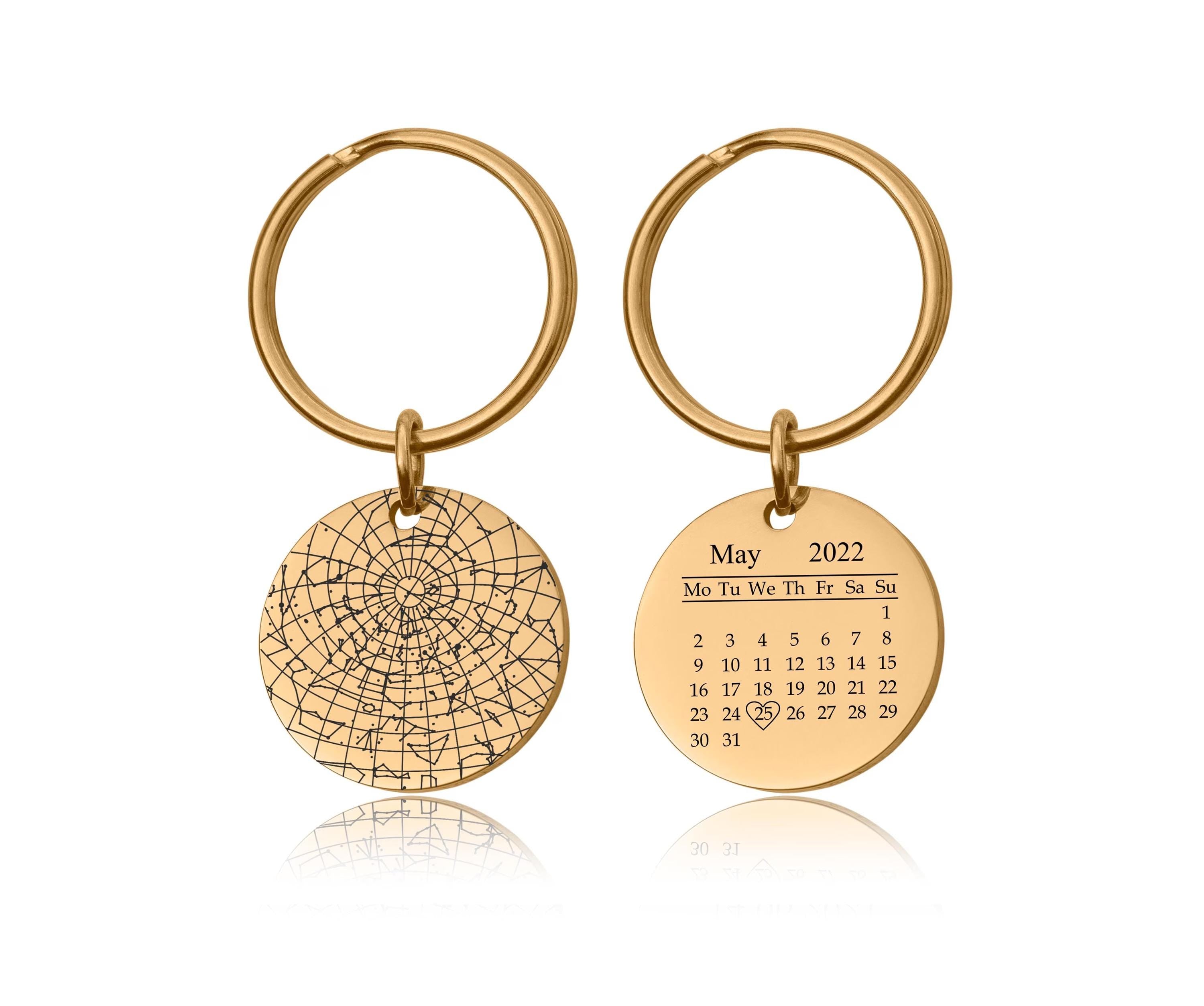 Personalizuotas žvaigždžių žemėlapis pagal datą raktų pakabukas, graviruotas kalendoriaus naktinio dangaus raktų pakabukas, individualizuotas žvaigždžių žemėlapio jubiliejaus gimtadienio dovana jai, S-085