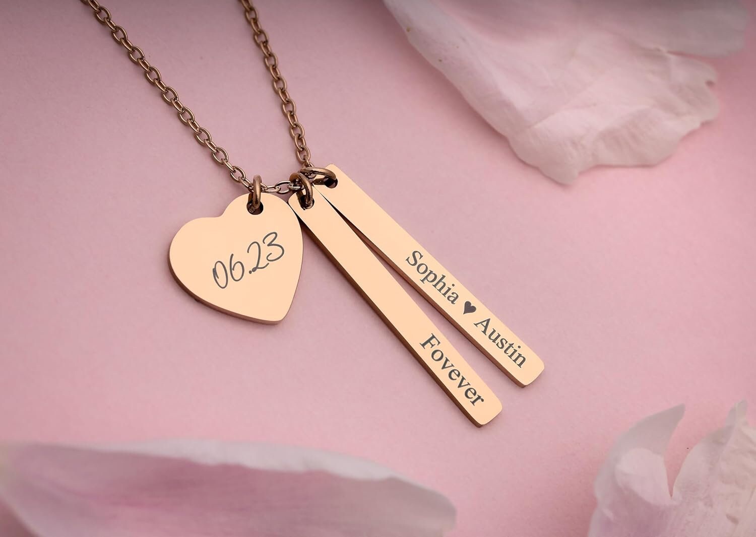 Vėrinys su vaikų vardais – Motinos dienos dovana mamai, personalizuotas graviruotas širdelės ir juostelės formos papuošalas mamai su vaikų vardais, S-055