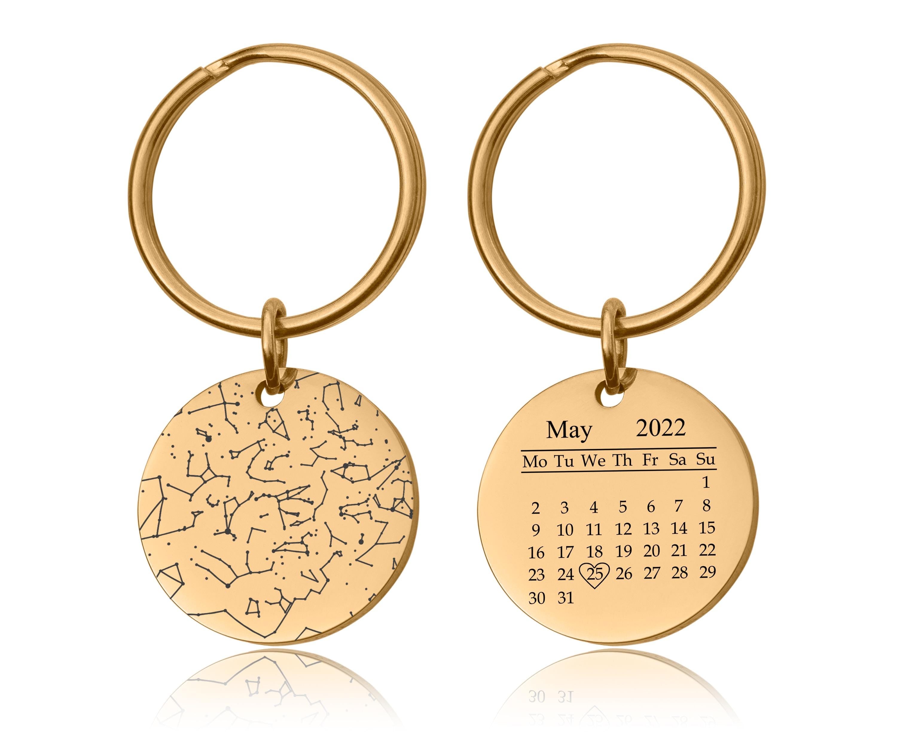 Personalizuotas žvaigždžių žemėlapis pagal datą raktų pakabukas, graviruotas kalendoriaus naktinio dangaus raktų pakabukas, individualizuotas žvaigždžių žemėlapio jubiliejaus gimtadienio dovana jai, S-085