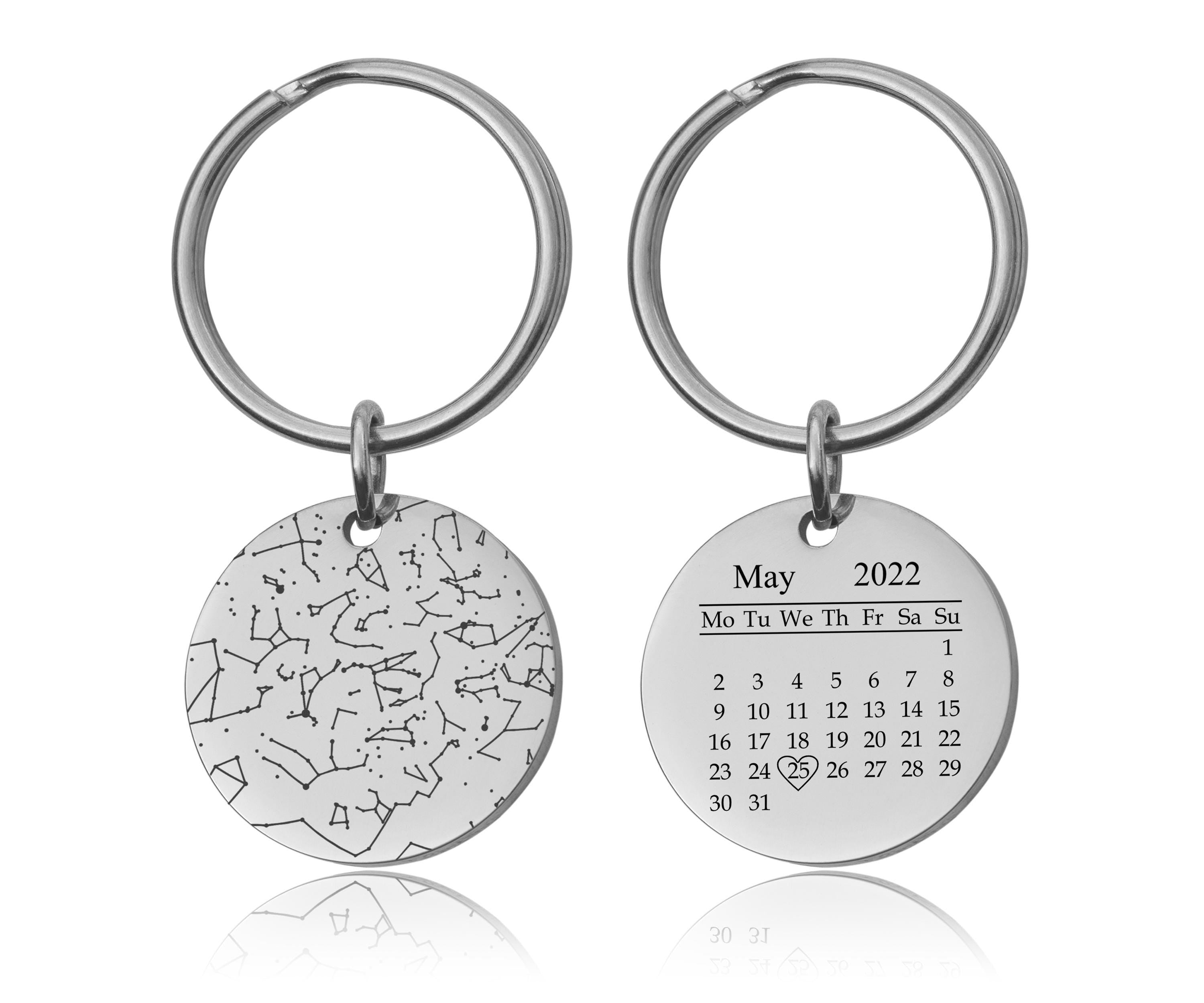 Personalizuotas žvaigždžių žemėlapis pagal datą raktų pakabukas, graviruotas kalendoriaus naktinio dangaus raktų pakabukas, individualizuotas žvaigždžių žemėlapio jubiliejaus gimtadienio dovana jai, S-085
