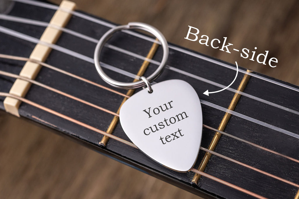 Juodas gitaros mediatoriaus raktų pakabukas su tikru pirštų atspaudu, išgraviruotas individualus raktų pakabukas, atminimo dovana, tėvo netektis, gitaristo gedulo atminimo dovana, S-024