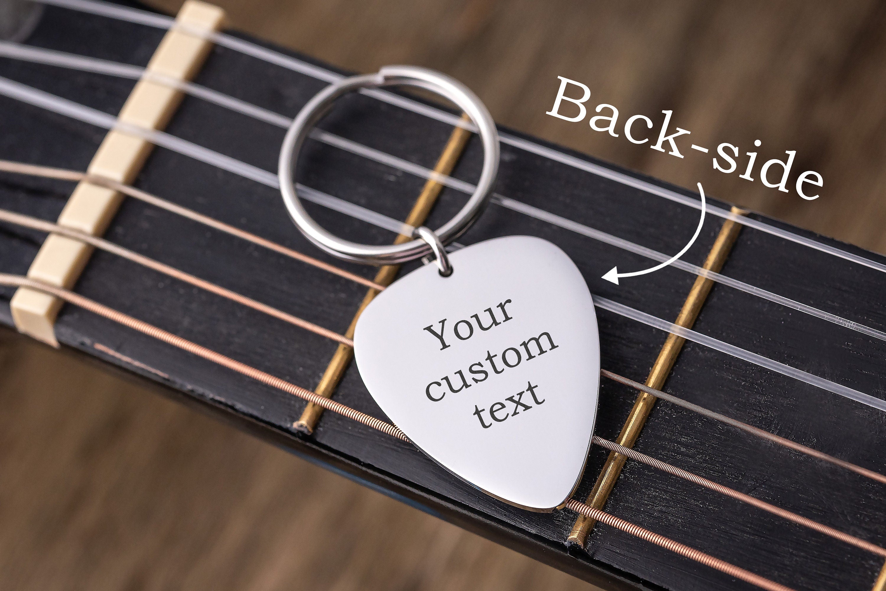 Juodas gitaros mediatoriaus raktų pakabukas su tikru pirštų atspaudu, išgraviruotas individualus raktų pakabukas, atminimo dovana, tėvo netektis, gitaristo gedulo atminimo dovana, S-024