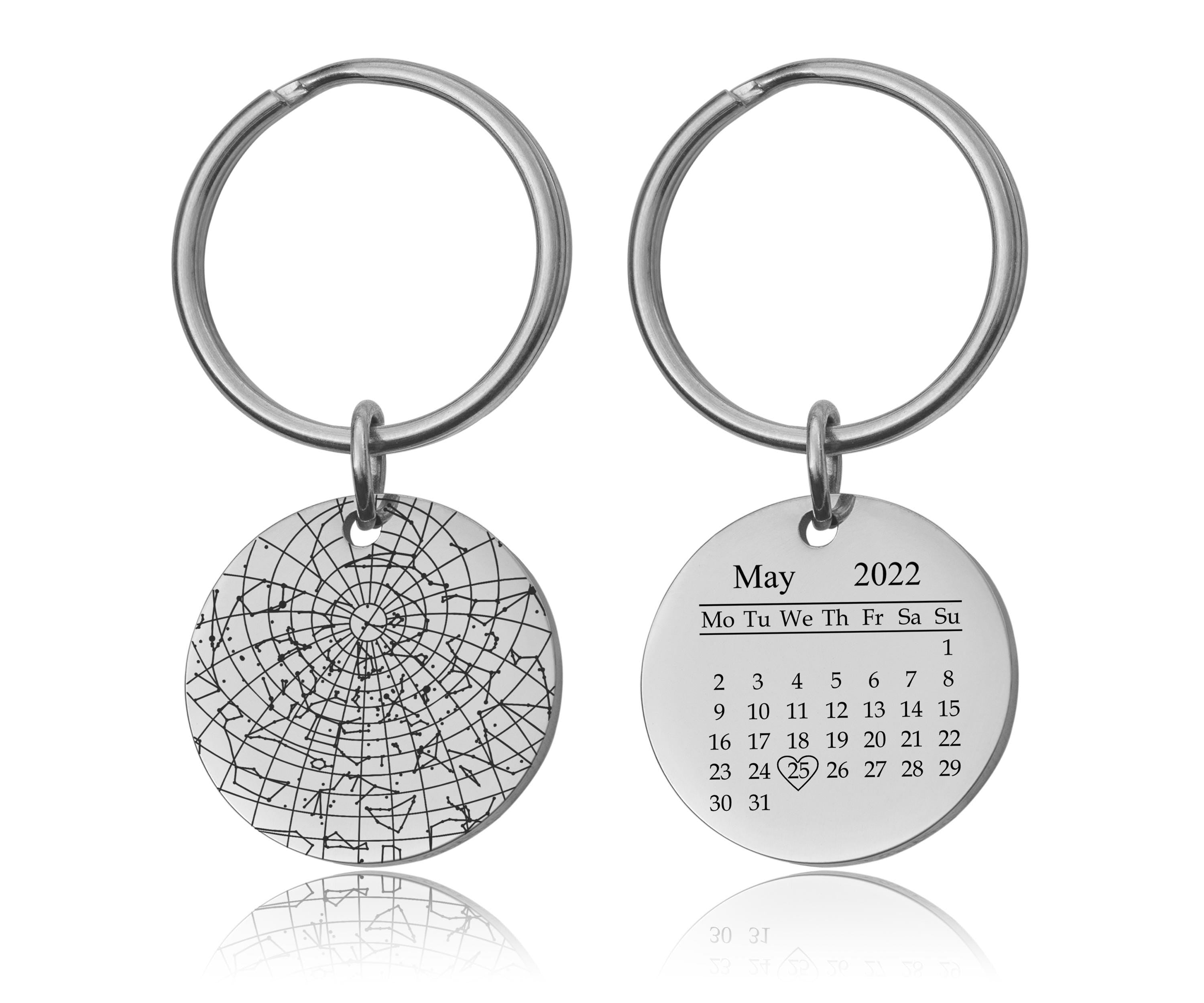 Personalizuotas žvaigždžių žemėlapis pagal datą raktų pakabukas, graviruotas kalendoriaus naktinio dangaus raktų pakabukas, individualizuotas žvaigždžių žemėlapio jubiliejaus gimtadienio dovana jai, S-085