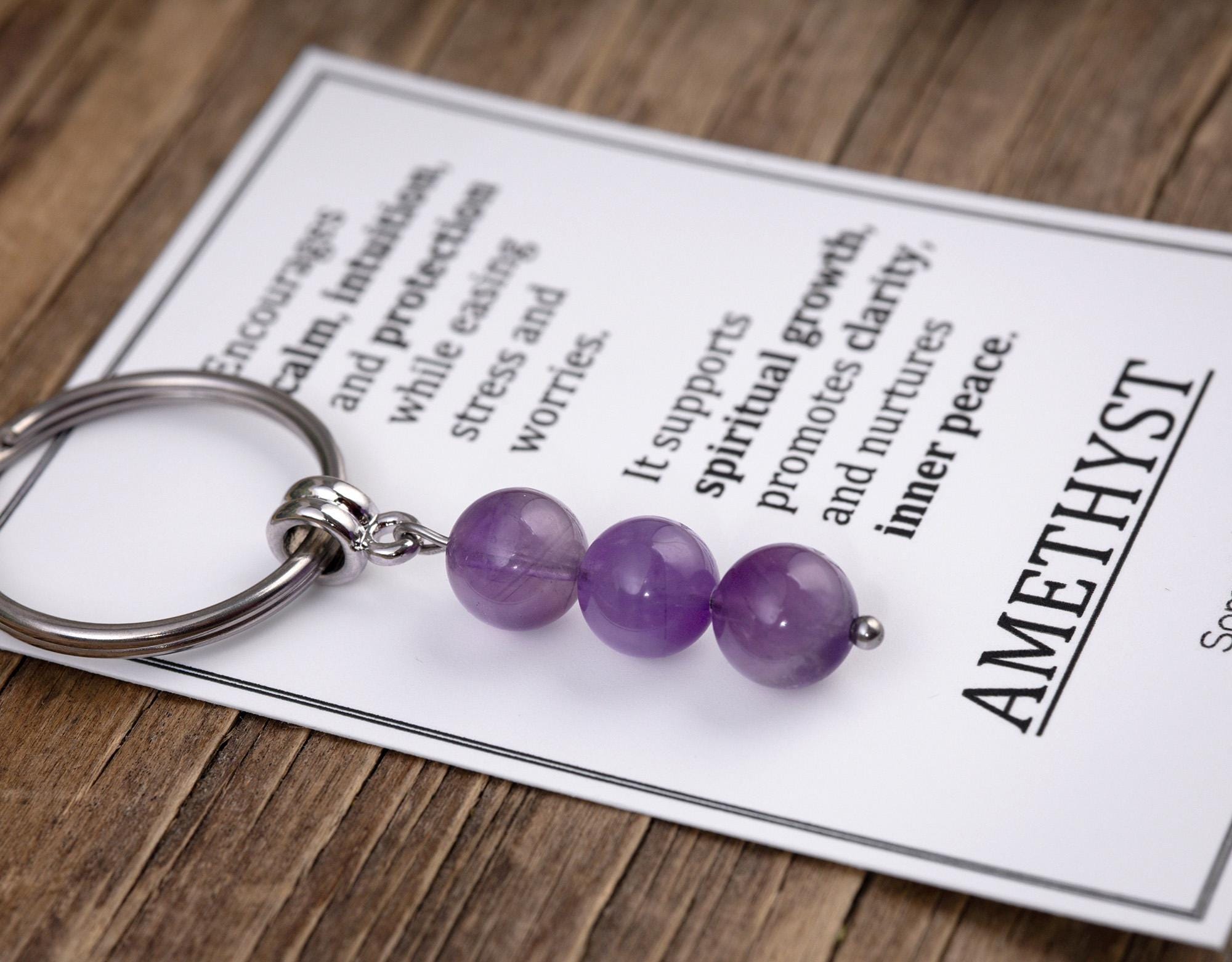 Ametisto kristalo raktų pakabukas – autentiškas mineralinis, purpurinės spalvos raktų pakabukas su reikšmių kortele ir dovanų dėžute, skaidrumo ir apsaugos dovana, S-235