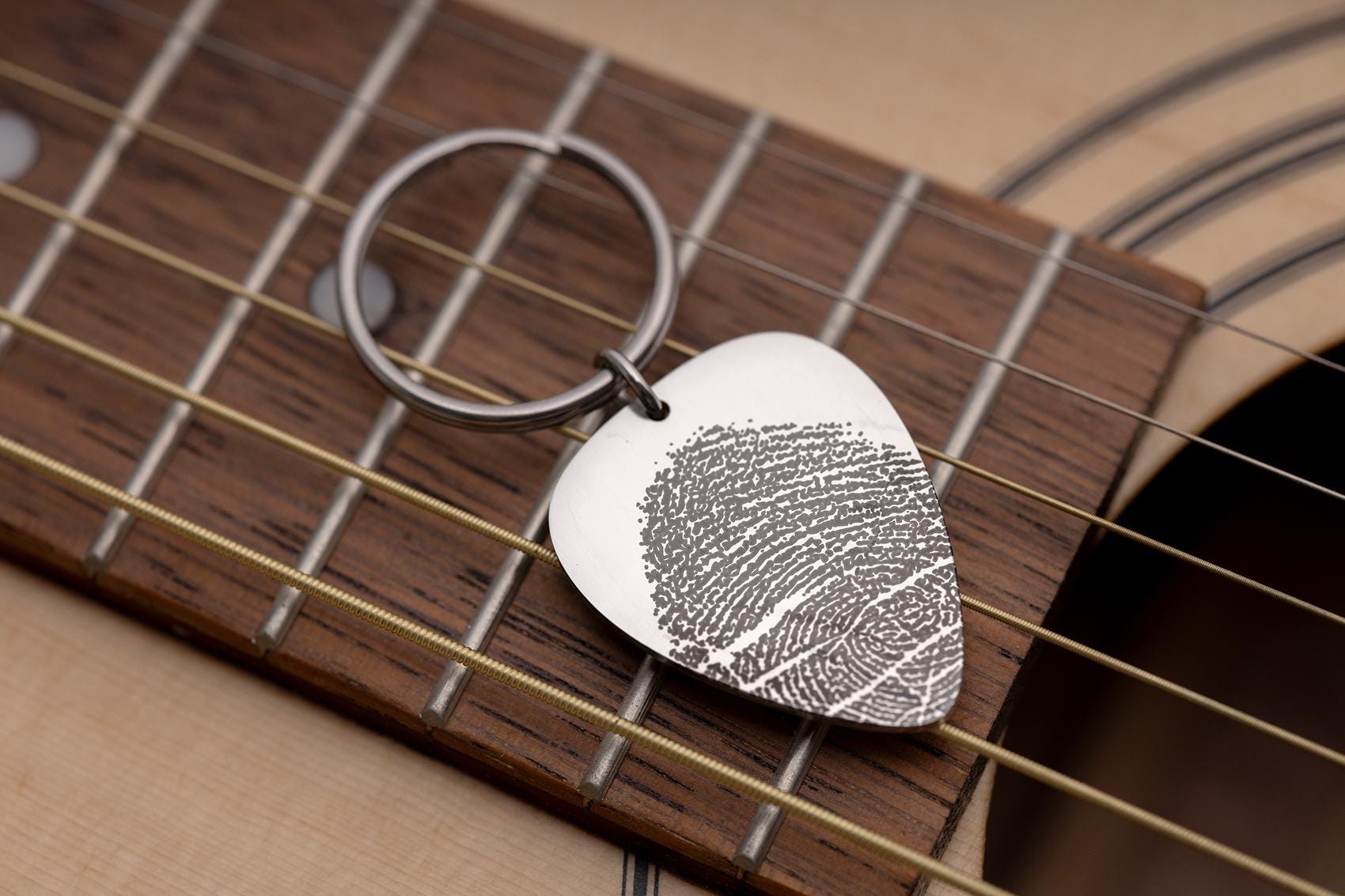 Atminimo pirštų atspaudų gitaros mediatoriaus raktų pakabukas, personalizuotas nykščio atspaudo raktų pakabukas, juodas atminimo dovanos raktų pakabukas, tėvo netekties sielvarto papuošalai, S-025