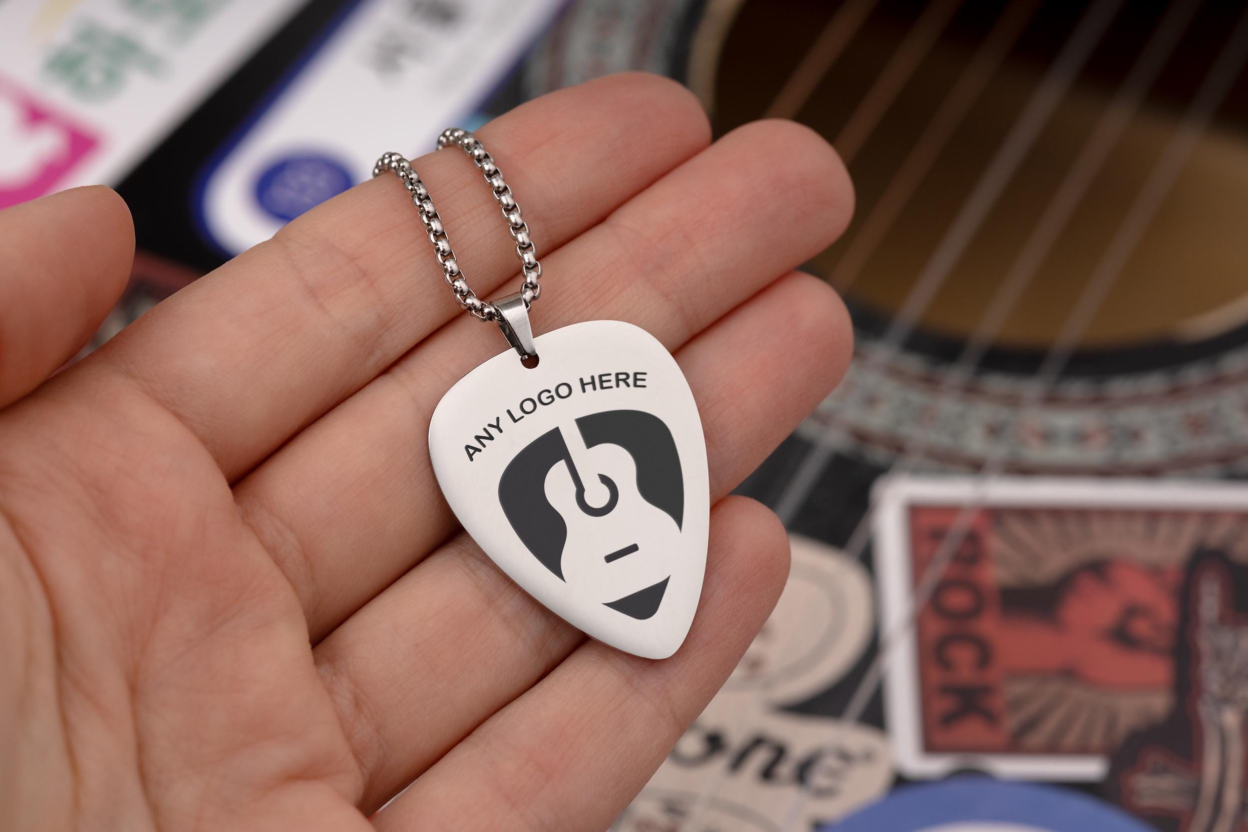 Individualizuotas gitaros mediatoriaus formos pakabukas su jūsų logotipu ir pasirenkamu graviravimu nugarėlėje – suasmeninta dovana grupės nariui, gitaristui ar muzikantui, S-264