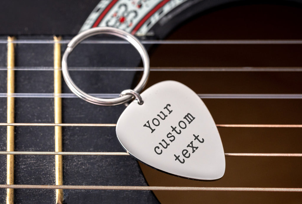 Individualizuotas gitaros mediatoriaus raktų pakabukas su pasirinktiniais žodžiais, dovana gitaristui, muzikantui, muzikos mylėtojui, grupės nariui ar vaikinui, S-017
