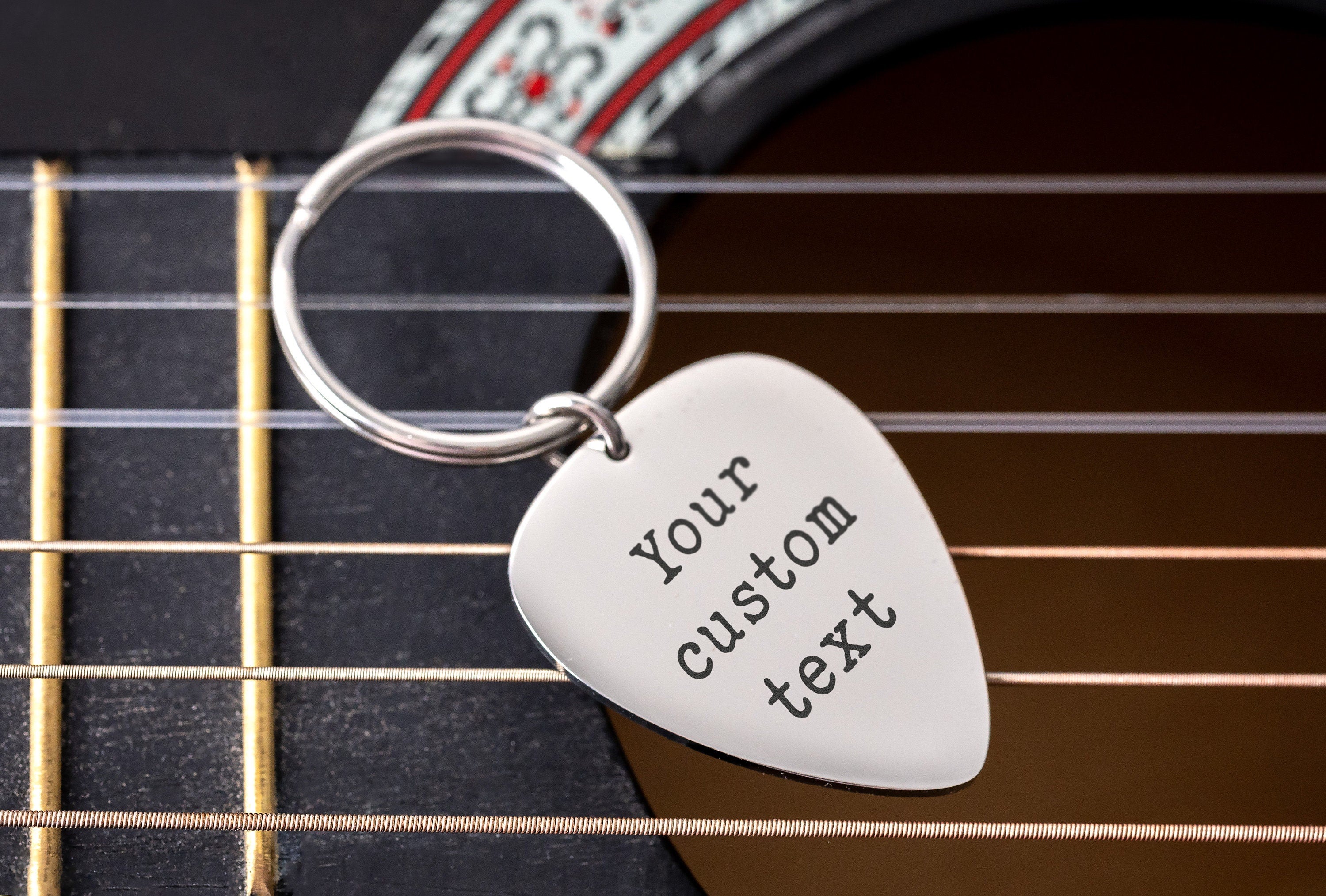 Individualizuotas gitaros mediatoriaus raktų pakabukas su pasirinktiniais žodžiais, dovana gitaristui, muzikantui, muzikos mylėtojui, grupės nariui ar vaikinui, S-017