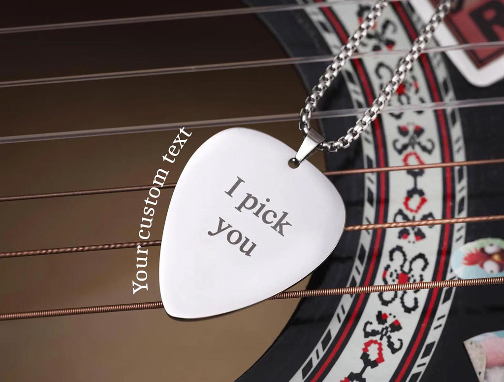 Individualizuotas gitaros mediatoriaus formos pakabukas su jūsų logotipu ir pasirenkamu graviravimu nugarėlėje – suasmeninta dovana grupės nariui, gitaristui ar muzikantui, S-264
