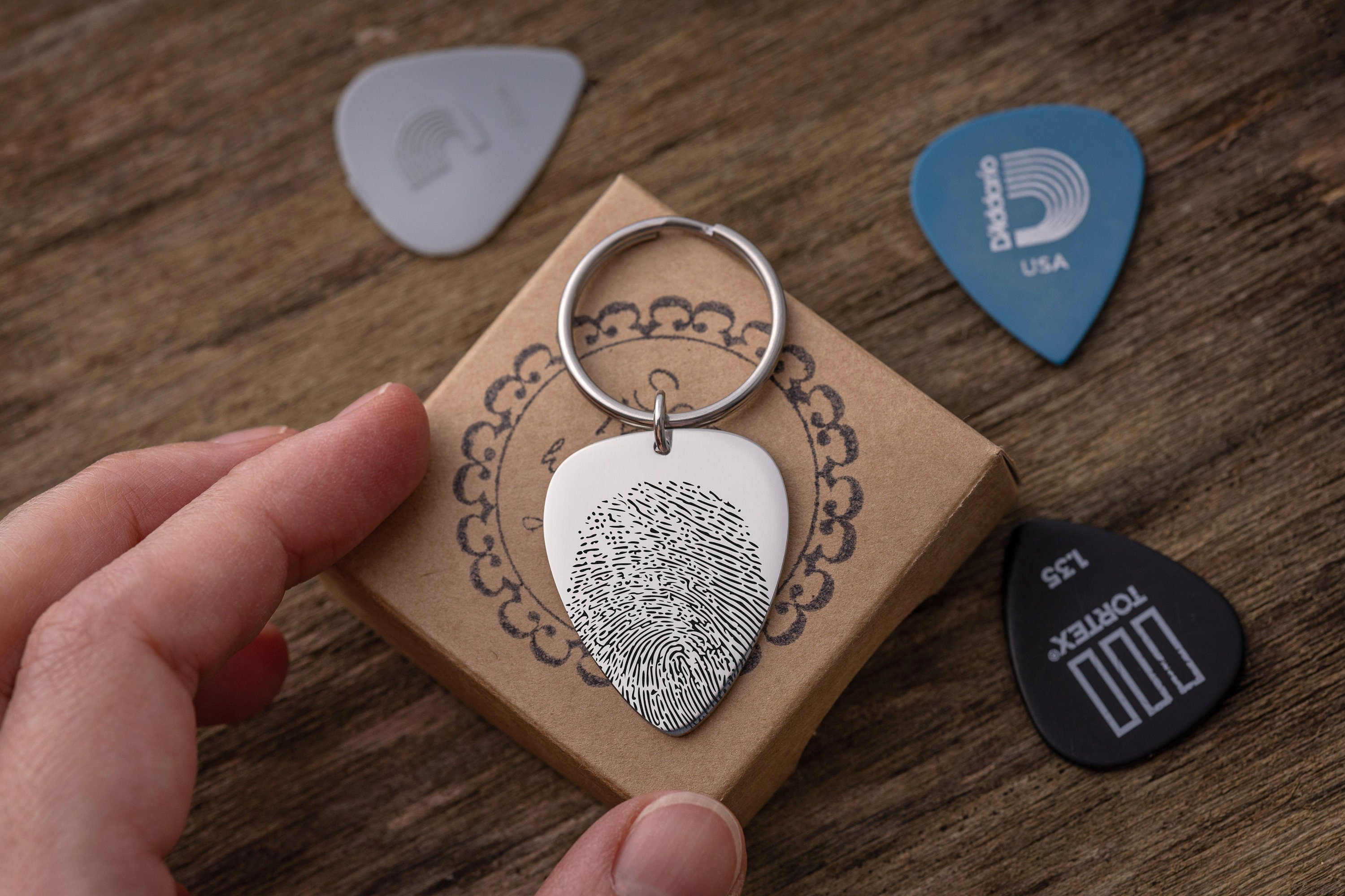 Gitaros Medžiojas Memorialinis Raktų Pakabukas su Tikru Piršto Atspaudu, Tėvo Netekties Atminimo Dovana, Individualus Raktų Pakabukas su Nykščio Atspaudu, Užuojautos Dovana, S-025