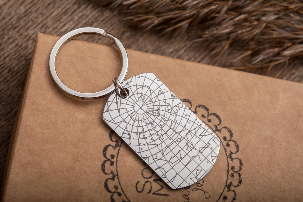 Personalizuotas žvaigždėlapių raktų pakabukas – naktinio dangaus raktų pakabukas vyrams, individualizuota jubiliejaus dovana, gimtadienio dovana vaikinui, armijos stiliaus žetonas, S-051