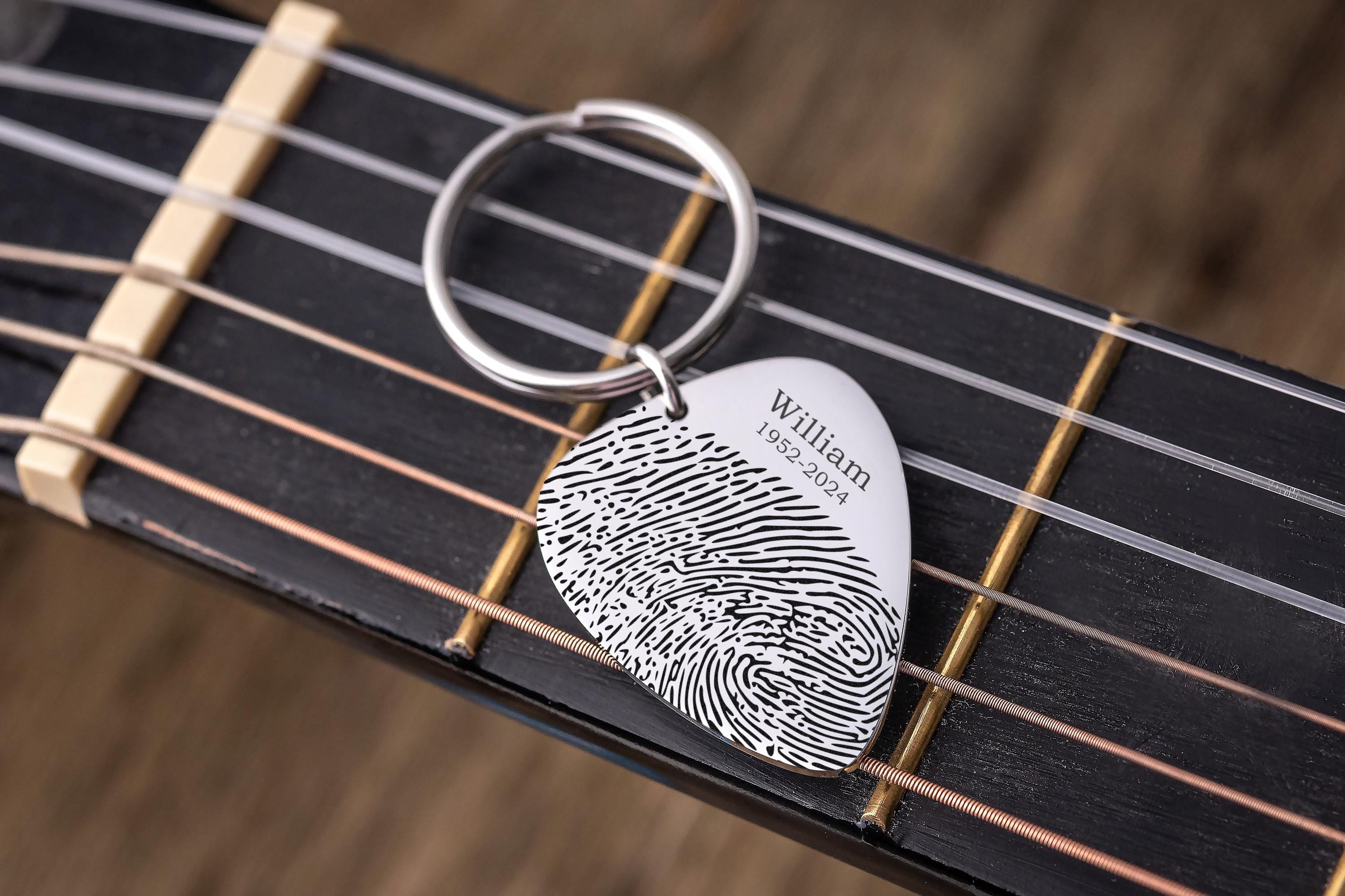 Gitaros mediatoriaus raktų pakabukas su pirštų atspaudu iš nuotraukos, graviruotas atminimo raktų pakabukas, tėvo netekties, gitaristo gedulo atminimo dovana, S-024