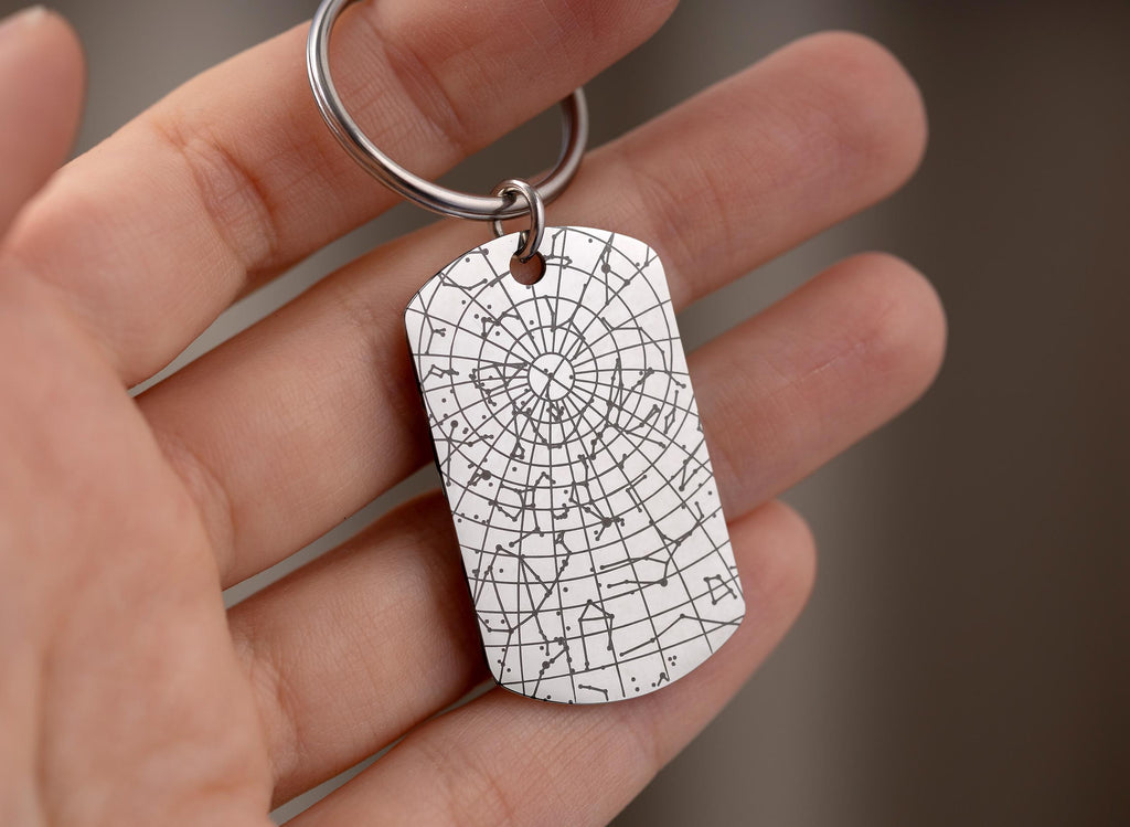 Personalizuotas žvaigždėlapių raktų pakabukas – naktinio dangaus raktų pakabukas vyrams, individualizuota jubiliejaus dovana, gimtadienio dovana vaikinui, armijos stiliaus žetonas, S-051