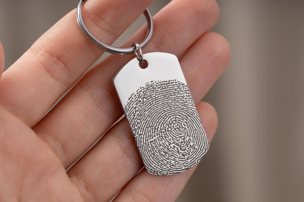 Individualizuotas raktų pakabukas su pirštų atspaudu ir ranka rašytu tekstu, netekusio tėvo sielvarto dovana sūnui, graviruotas individualus atminimo suvenyras, S-042