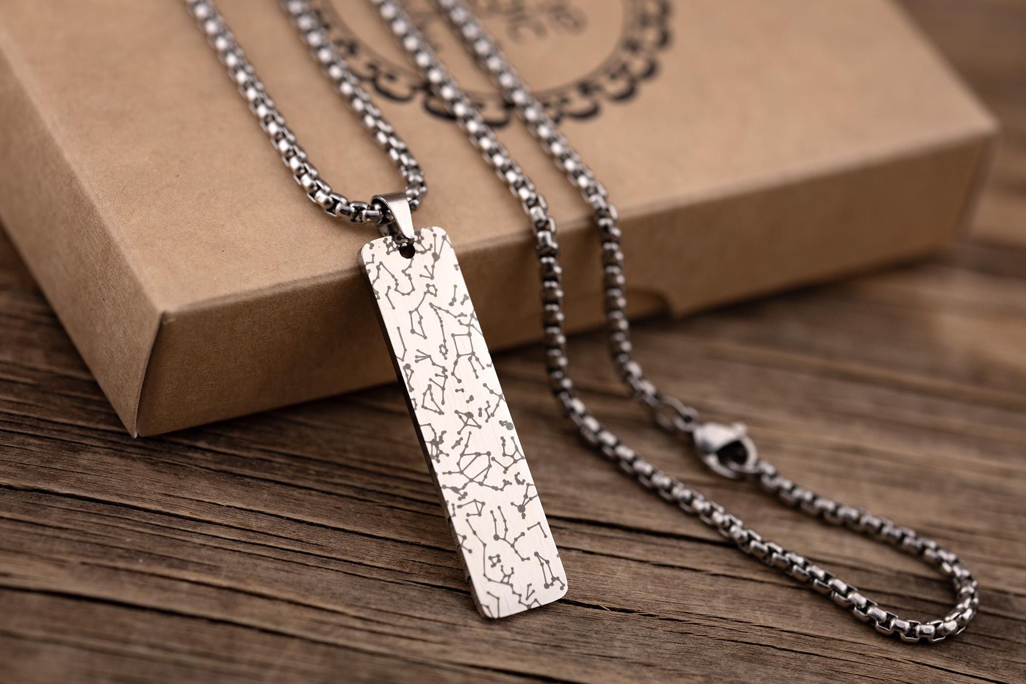 Žvaigždėlapio kaklo papuošalas jam, pagal užsakymą graviruotas kaklo papuošalas, naktinio dangaus pakabukas, personalizuotas vertikalios juostelės kaklo papuošalas vyrams, metinių dovana, S-255