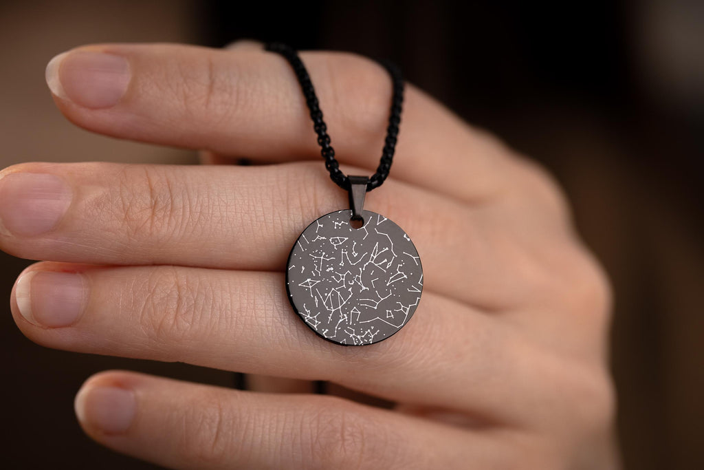 Individualus žemėlapis „Žvaigždėtas dangus“ karoliai – ypatingos akimirkos atminimo dovana pagal datą ir vietą, pritaikyti papuošalai, metinių ar gimtadienio dovana jai, S-014