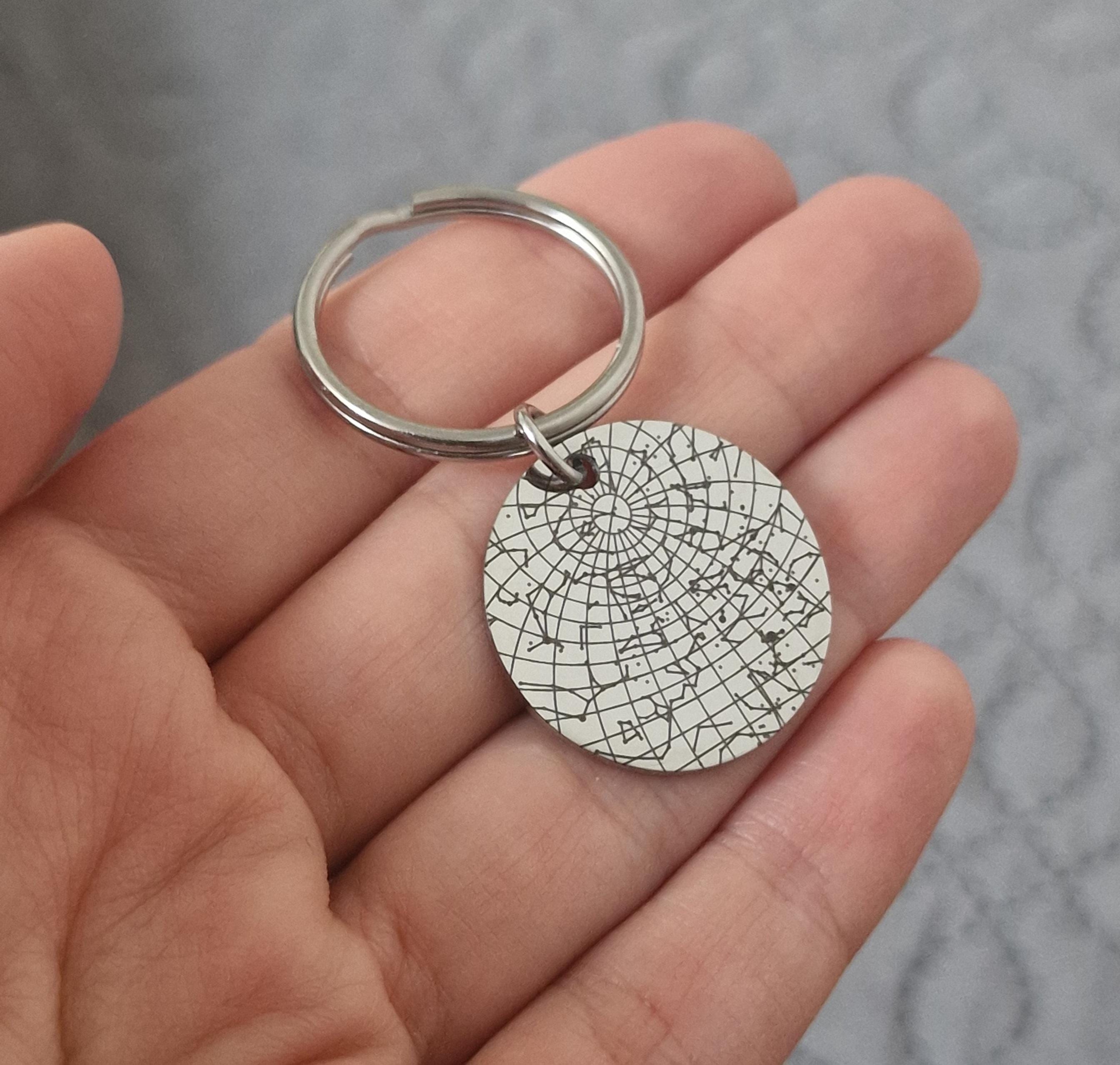 Unikalus žvaigždėlapių raktų pakabukas pagal datą, graviruotas naktinio dangaus raktų pakabukas, personalizuotas žvaigždžių žemėlapis, jubiliejaus, gimtadienio dovana jam ar jai, S-016