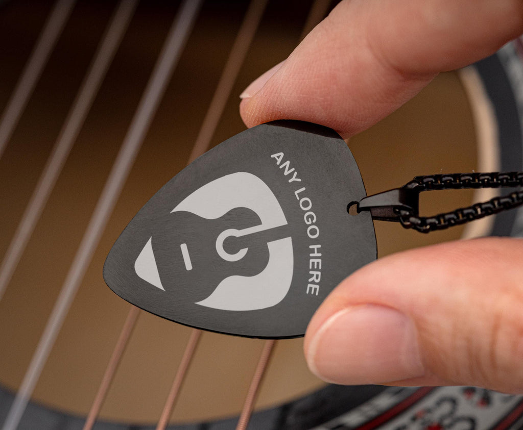Individualizuotas gitaros mediatoriaus formos pakabukas su jūsų logotipu ir pasirenkamu graviravimu nugarėlėje – suasmeninta dovana grupės nariui, gitaristui ar muzikantui, S-264