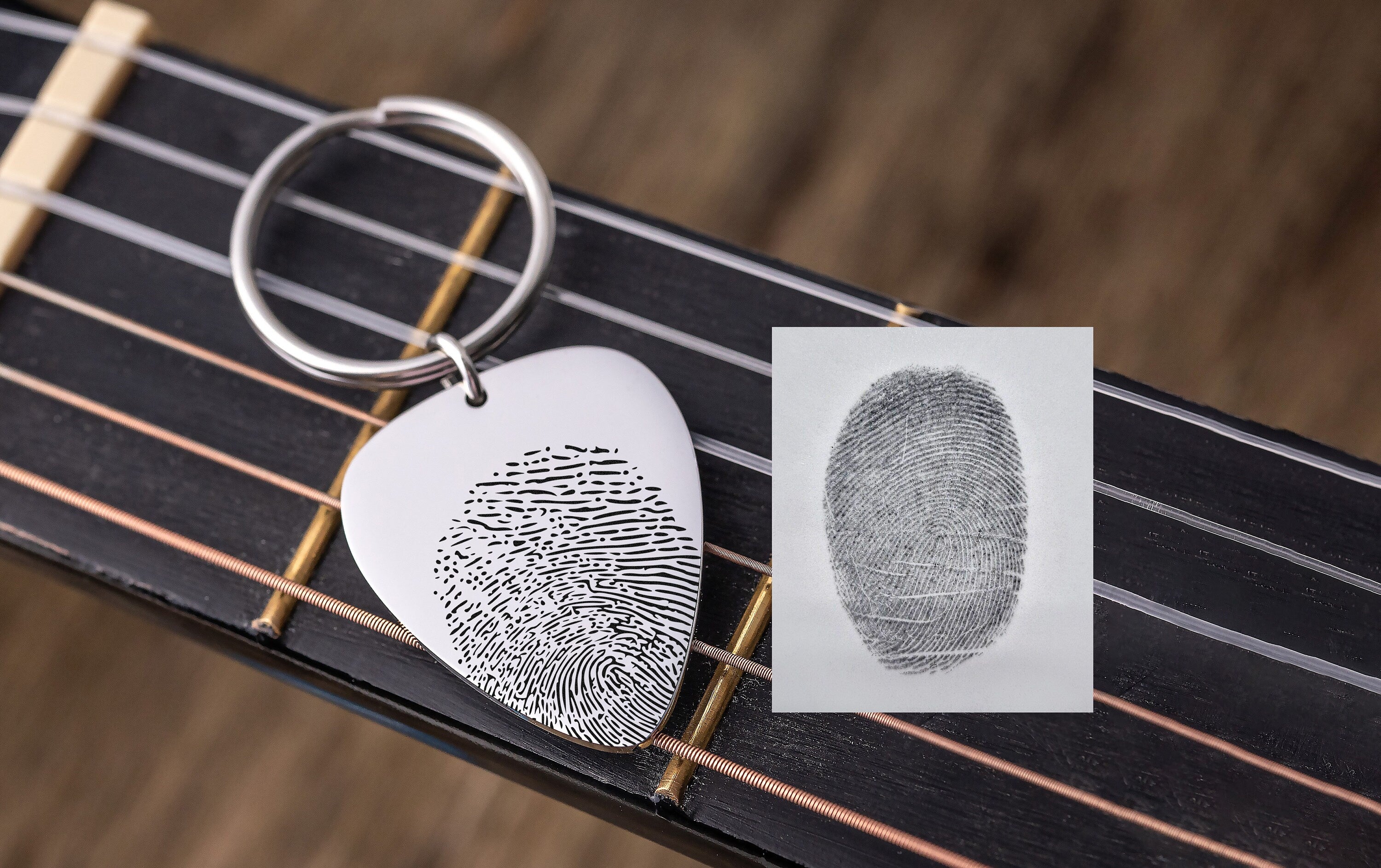 Atminimo pirštų atspaudų gitaros mediatoriaus raktų pakabukas, personalizuotas nykščio atspaudo raktų pakabukas, juodas atminimo dovanos raktų pakabukas, tėvo netekties sielvarto papuošalai, S-025