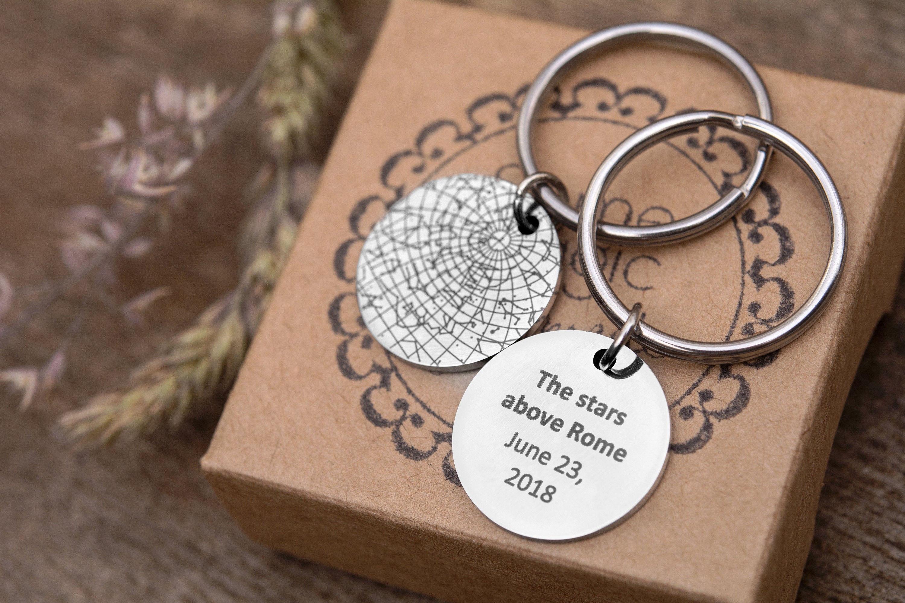 Unikalus žvaigždėlapių raktų pakabukas pagal datą, graviruotas naktinio dangaus raktų pakabukas, personalizuotas žvaigždžių žemėlapis, jubiliejaus, gimtadienio dovana jam ar jai, S-016
