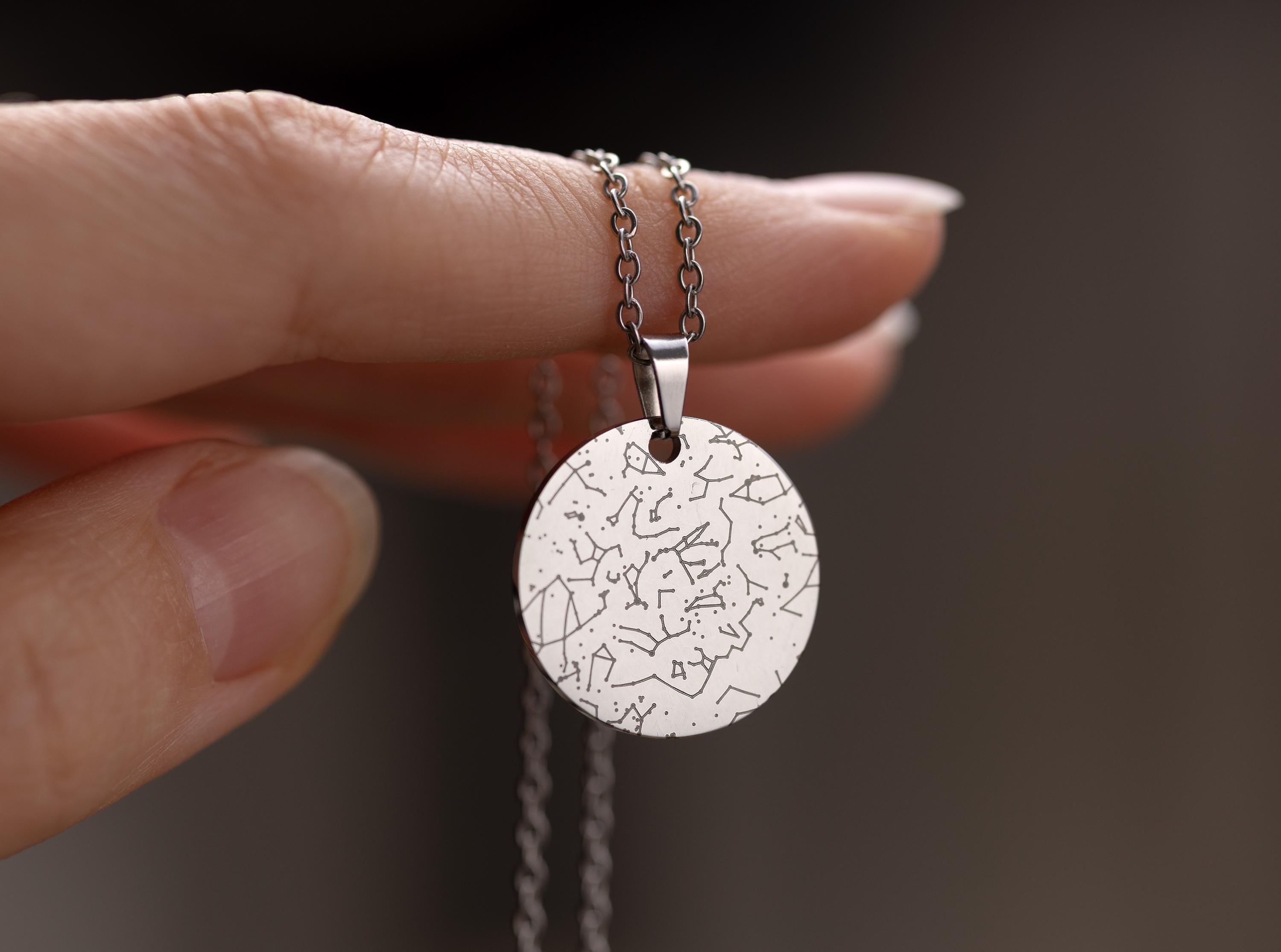 Žvaigždžių žemėlapio vėrinys, pagal užsakymą graviruoti naktinio dangaus papuošalai pagal datą ir vietą, personalizuotas žvaigždėlapis jai, gimtadienio dovana moterims, S-012