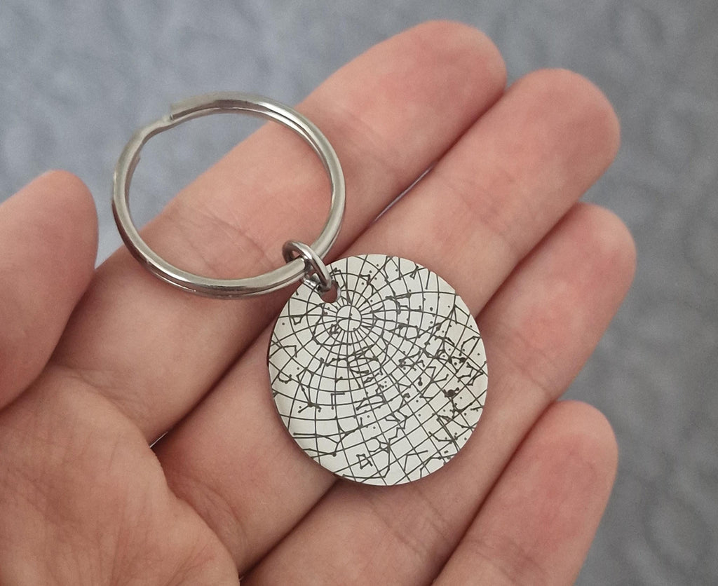 Personalizuotas žvaigždžių žemėlapis pagal datą raktų pakabukas, graviruotas kalendoriaus naktinio dangaus raktų pakabukas, individualizuotas žvaigždžių žemėlapio jubiliejaus gimtadienio dovana jai, S-085