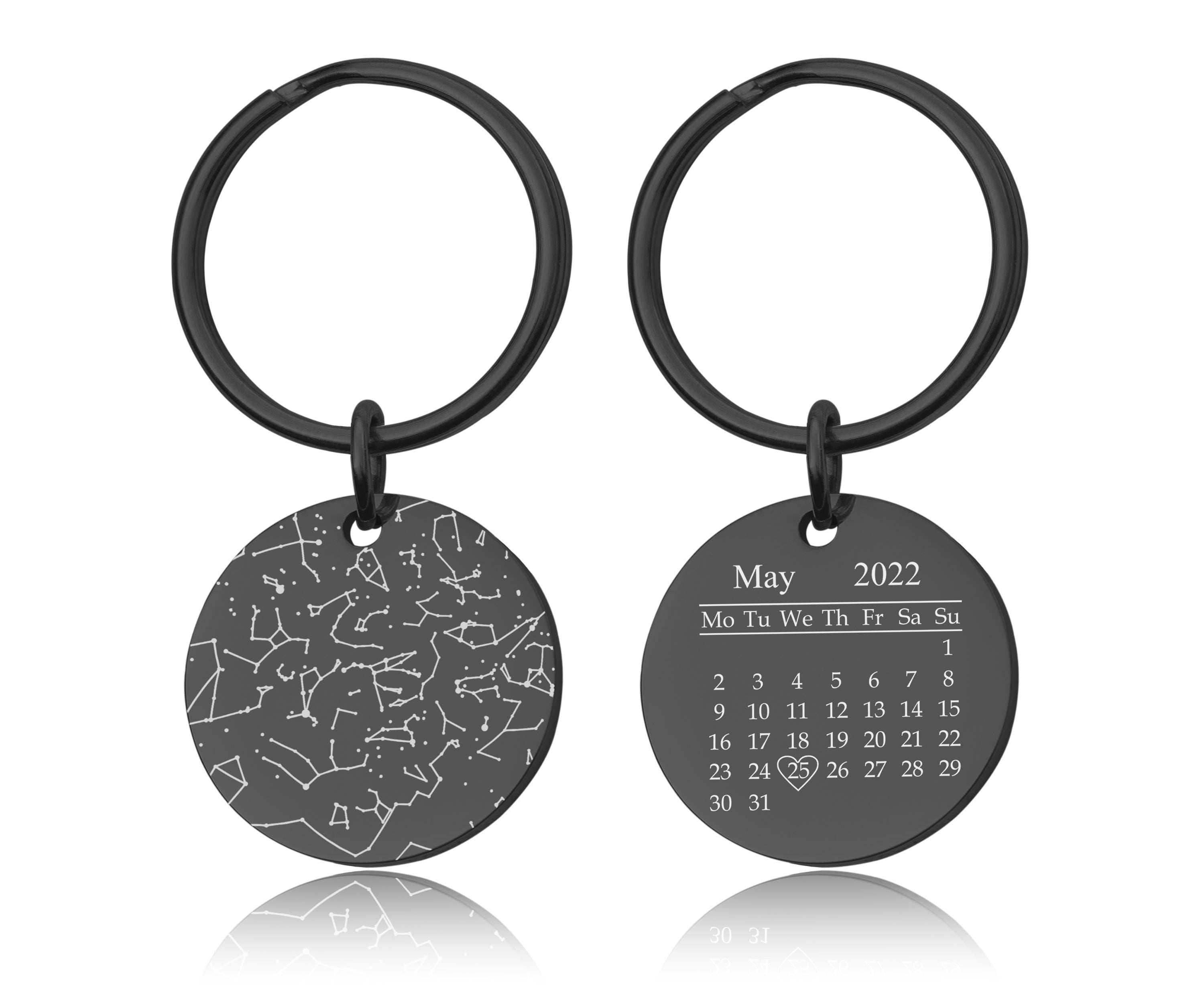 Personalizuotas žvaigždžių žemėlapis pagal datą raktų pakabukas, graviruotas kalendoriaus naktinio dangaus raktų pakabukas, individualizuotas žvaigždžių žemėlapio jubiliejaus gimtadienio dovana jai, S-085