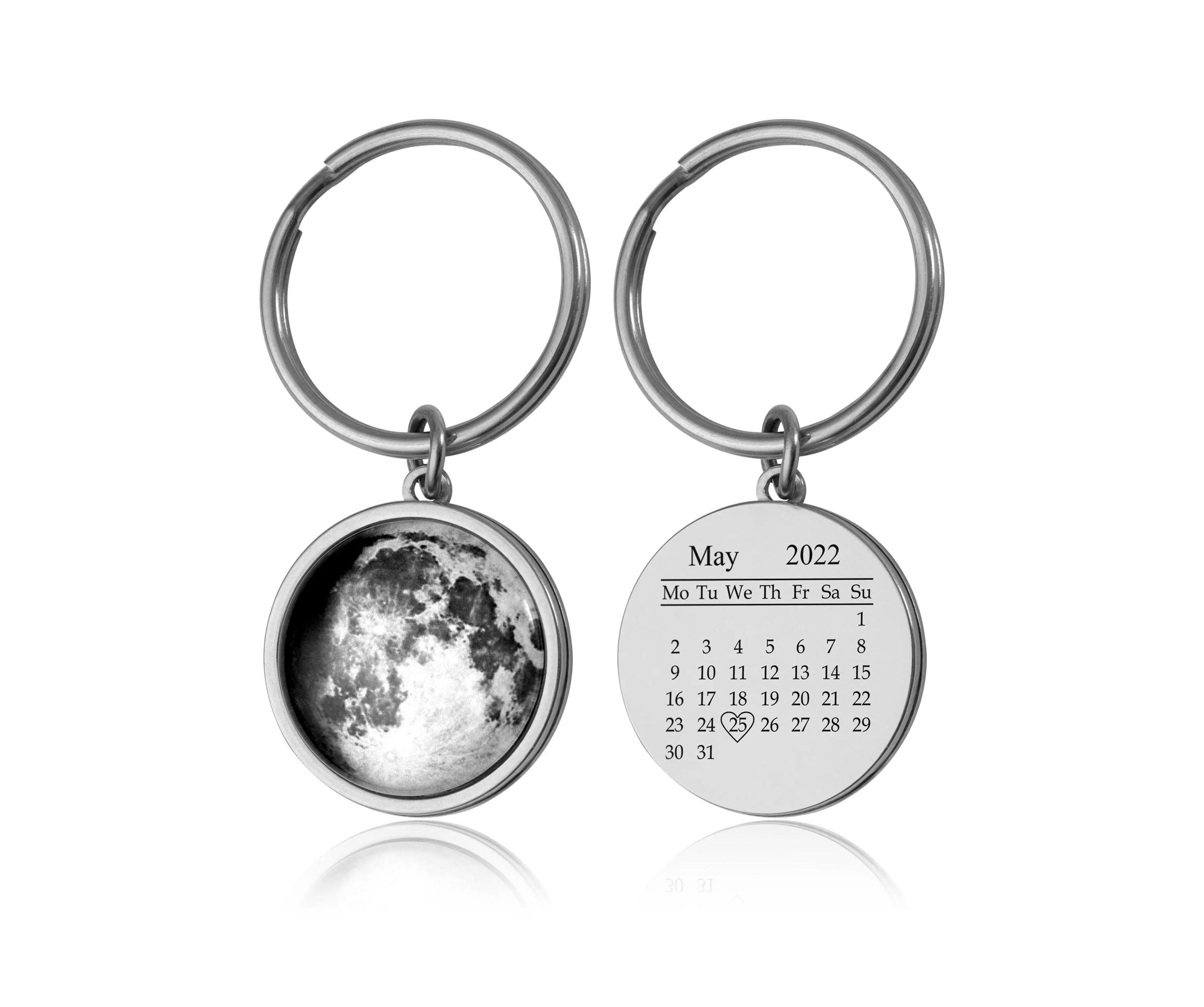 Mėnulio fazės pagal datą raktų pakabukas su kalendoriumi, individualizuotas gimimo mėnulio fazės raktų pakabukas, personalizuota jubiliejaus gimtadienio dovana jam, vaikinui, S-084