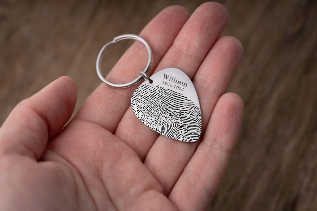 Gitaros mediatoriaus raktų pakabukas su pirštų atspaudu iš nuotraukos, graviruotas atminimo raktų pakabukas, tėvo netekties, gitaristo gedulo atminimo dovana, S-024