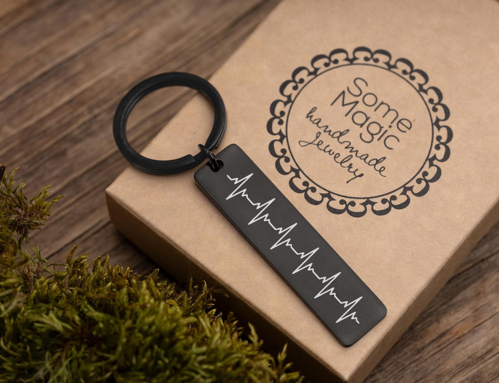 Graviruotas širdies plakimo raktų pakabukas, personalizuotas kūdikio kardiogramos ar garso bangos raktų pakabukas, dovana būsimam tėčiui, individualus atminimo suvenyras, S-099