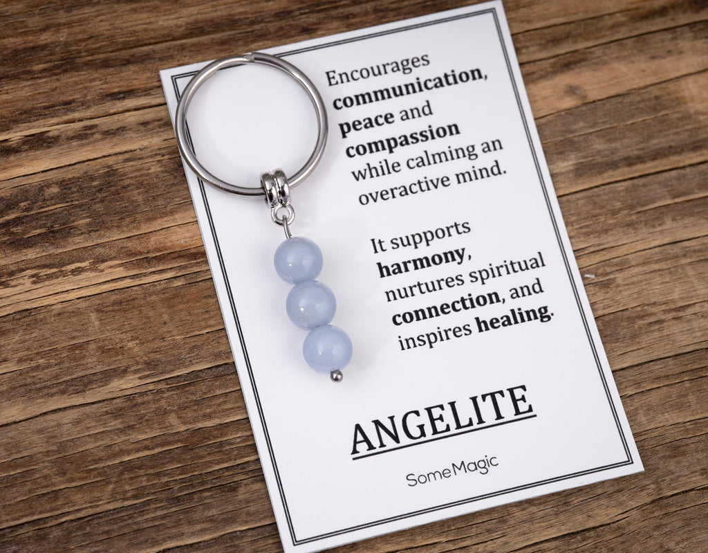 Angelitų akmens raktų pakabukas – autentiškas mineralinis kristalas, mėlynas raktų pakabukas su reikšmių kortele, dovana, simbolizuojanti ramybę ir bendravimą, S-235
