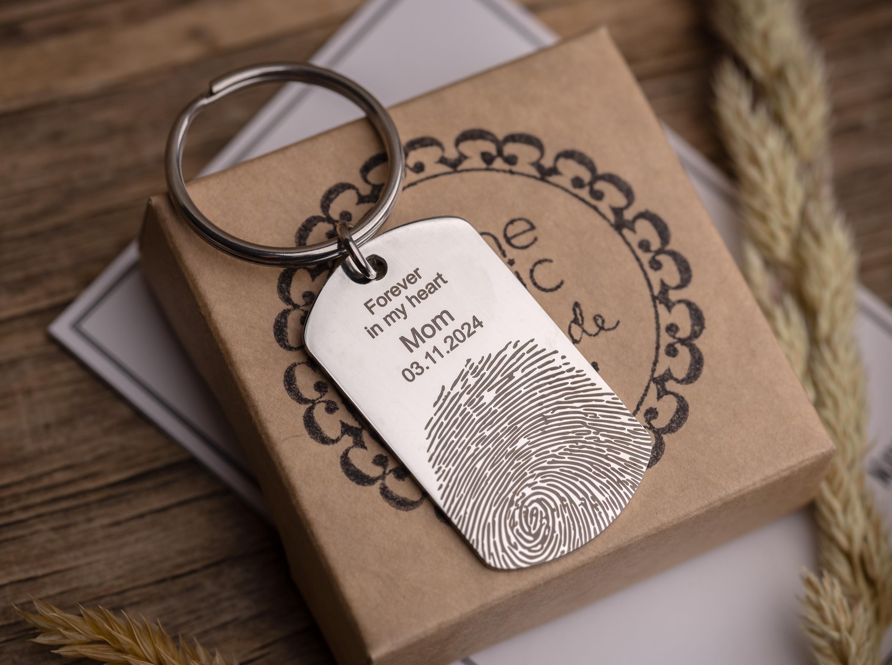 Personalizuotas piršto atspaudo raktų pakabukas su rašysena, individualiai graviruota atminimo dovana netekus tėvo ar sūnaus, atminimo gedulo dovana, S-042