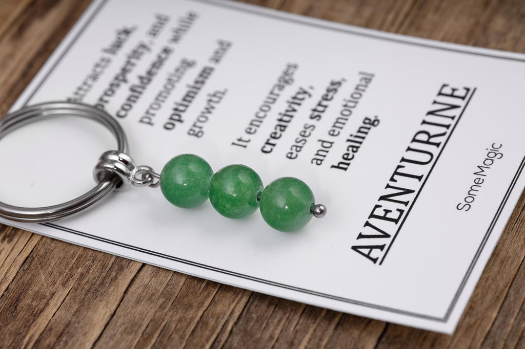 Aventurino akmenėlio raktų pakabukas – autentiškas mineralinio kristalo žalias raktų pakabukas su reikšmės kortele ir dovanų dėžute, sėkmės ir klestėjimo dovana, S-235