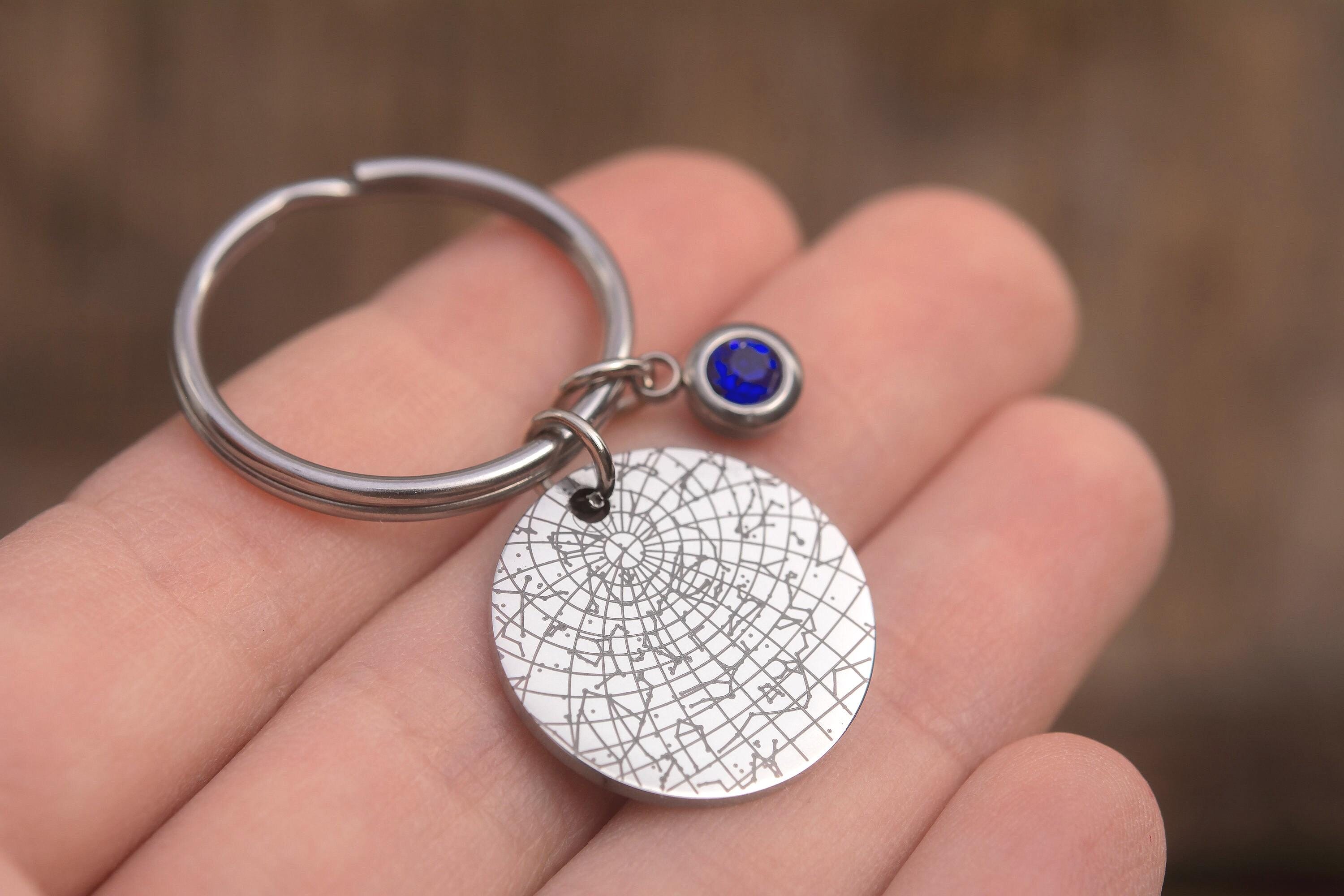 Žvaigždžių žemėlapio ir gimimo akmens raktų pakabukas, nakties dangus pagal datą, pasirinktinė jubiliejaus dovana jai, personalizuota gimtadienio dovana moterims, S-257