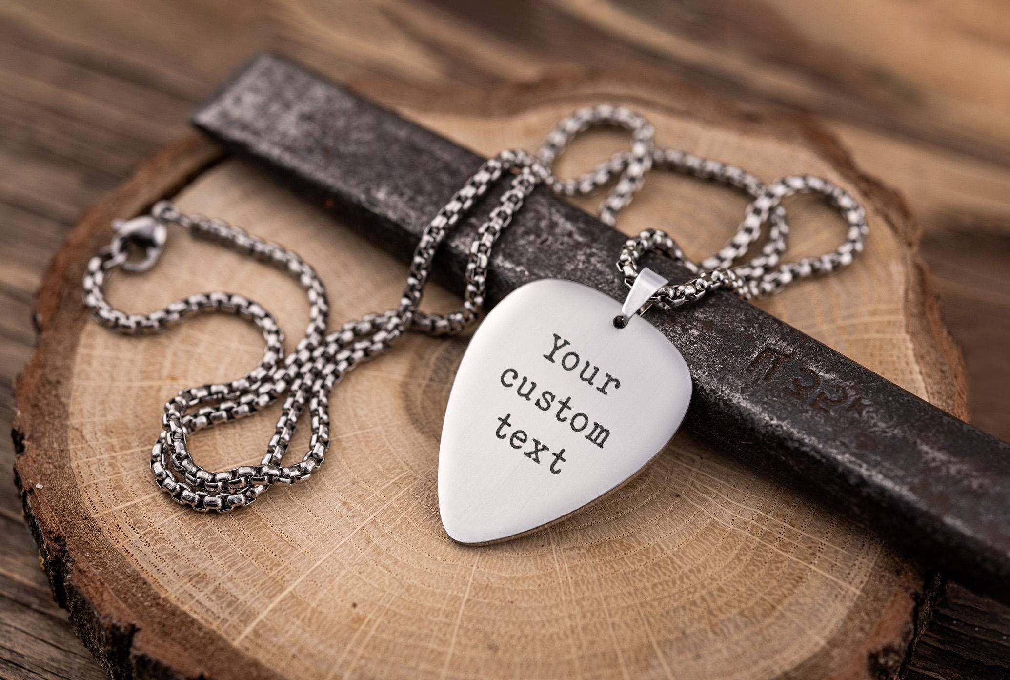 Gitaros mediatoriaus formos karoliai su pirštų atspaudu, individualizuoti liūdesio papuošalai su tikru nykščio atspaudu, suasmenintas muziko atminimo papuošalas, atminti gitaristui, S-022