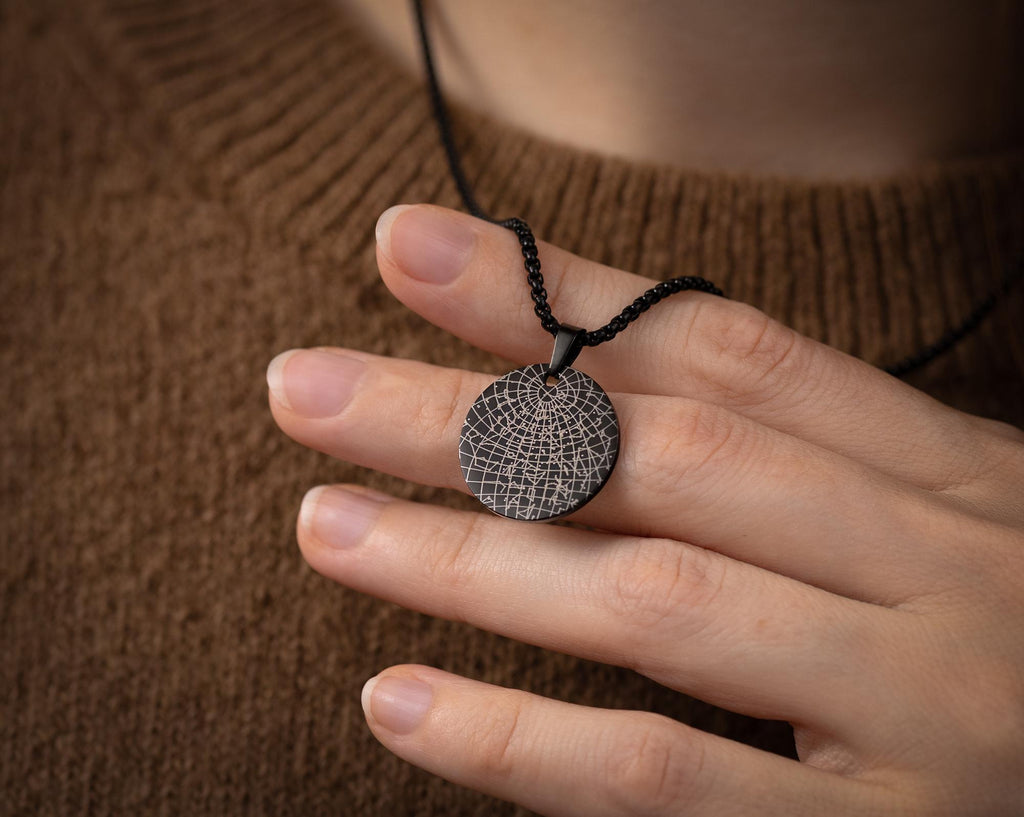 Individualus žemėlapis „Žvaigždėtas dangus“ karoliai – ypatingos akimirkos atminimo dovana pagal datą ir vietą, pritaikyti papuošalai, metinių ar gimtadienio dovana jai, S-014